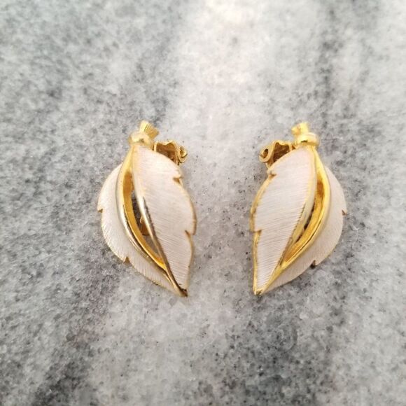 Vintage Leaf Shaped Clip On Earrings, White and Gold Tone, Retro Design, Estate - Picture 1 of 5